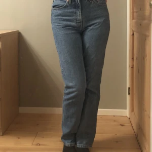 Mörkblå jeans - Assnygga raka mörkblå jeans som tyvärr ej passar längre:/ Sparsamt använda så fortfarande i så bra skick!! Långa i benen o passar perfekt till hösten