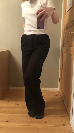 Kostymbyxor  - Supersköna kostymbyxor!! De är långa i benen med ganska liten midja. Är själv 175 och tycker de passar perfekt förutom i midjan. Det är st 36 men passar nog bättre st 34