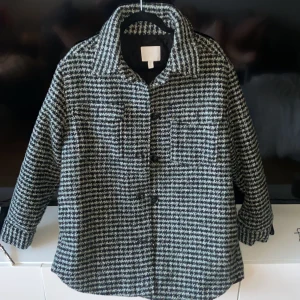 Jacka - Mellanlång rutig jacka i bra skick