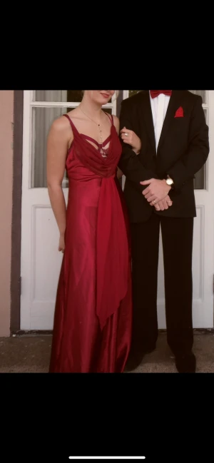 Satinröd klänning - Bal / festklänning i rött satin. Vintage och mycket försiktigt använd. True to size
