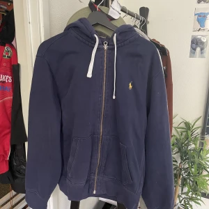 Ralph Lauren Zip - Polo Ralph Lauren Zip hoodie i storlek L. Hör gärna av dig om de ör något du undrar över🙌.