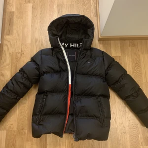 Tommy hilfiger Unisex jacka  - Knappt använt jackan, inget slitage. (Köparen står för frakten) 
