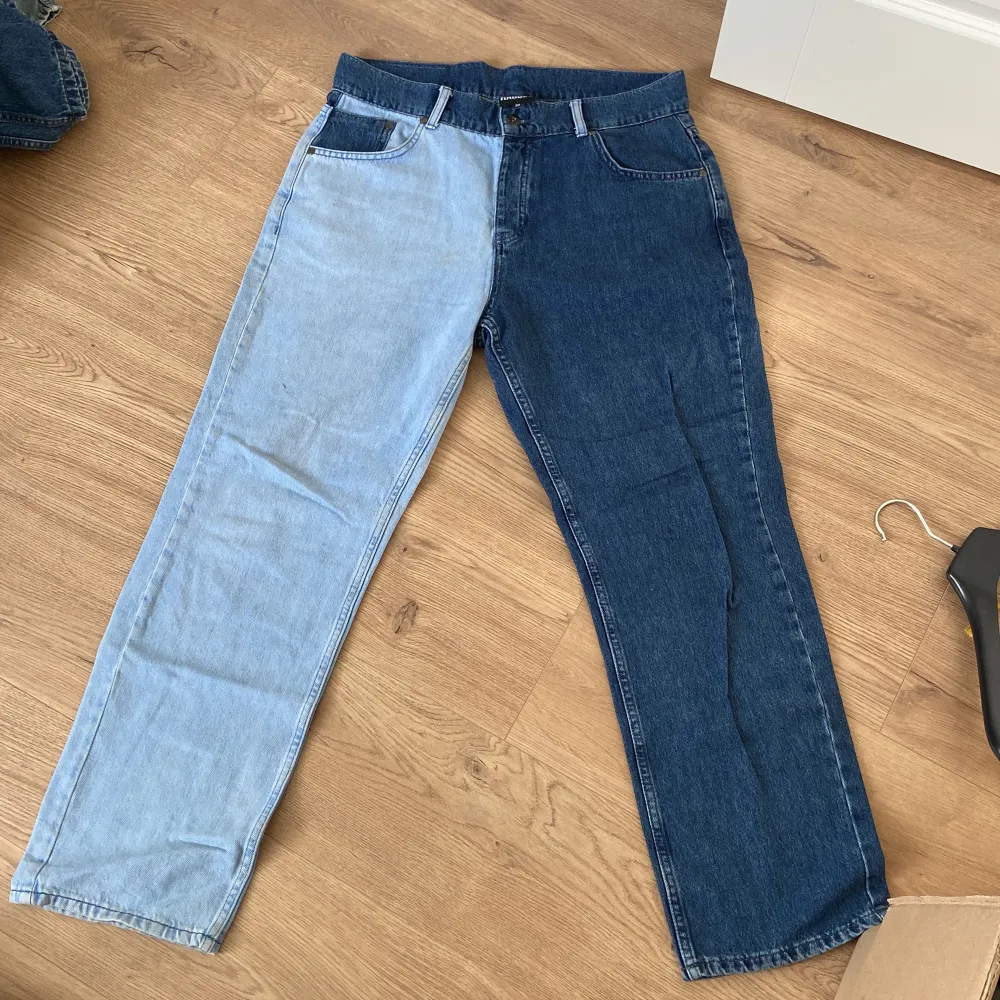 Säljer dessa as balla herr jeans med två olika färger från märket RAGGED. Använda ett fåtal gånger, men är ändå i fint skick! 🩵💙. Jeans & Byxor.