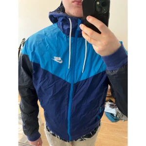 Nike windbreaker jacket lila blå vit svart  - Snygg jacka i fint skick storlek medium