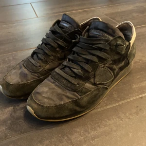 Philippe model - Riktigt feta philippe model skor med svart camo!  Storlek 42 1/3 passar 42-43 Condition 6/10 lite slitna i hälen men det är lagat hos skomakare samt är sulan under nötta i bakdelen, Nypris 3700kr  Mitt pris 800kr så det är en steal