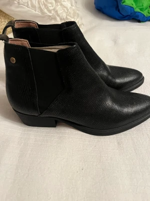 Sneaky Steve boots Strl 39 - Hej säljer 1 par Sneaky Steve Chelsea boots svarta storlek 39, helt nya