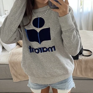 Isabel marant tröja - Använder inte längre. Köpt för 3,500 kr. De är en storlek 40 men skulle säga passar om man har på sig xs/s☺️ Helst möts jag upp men om de finns undantag kan jag posta.💋