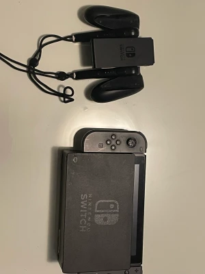 Nintendo Switch - Säljer Nintendo switch med 5 spel. Fungerar fel fritt. Säljes för 3500kr  Ena kontrollen saknar gummit, inget som stör funktionen eller utseendet.  Finns i Södertälje 