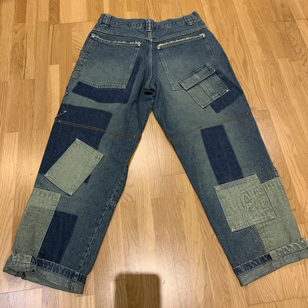 coola jeans med patchwork och sömmar köpta på beyond retro!!skriv för frågor🧃. Jeans & Byxor.