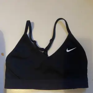 Nyskick sportopp från Nike!  jätte fin och inga fläckar eller hål!💕💕 Xs! Köpte för 399