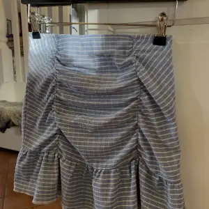Säljer denna jättegulliga rutiga kjolen från Gina Tricot!! Skriv för bilder på eller om du har några frågor🫶🫶