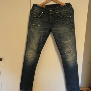 Dondup Jeans stl 30  - Säljer nu dessa blåa snygga dondup jeansen i stl 30. Modellen är Ritchie och jeansen är Skinny fit. Nypris 2600 mitt pris 400. Skriv för fler bilder eller en eventuell fråga. 