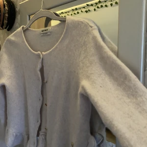 Kofta - Säljer denna super söta beige koftan från Mos Mosh i 100% cashmere. Säljer den då den inte kommer till användning. Har endast haft på mig denna ett fåtal gånger💘