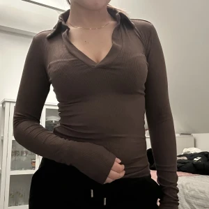 Brun långärmad tröja - Superfin tröja, aldrig använd💗