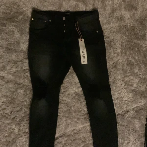 ÄKTA Purple Jeans P002 Black Wash Blowout Mid Rise Skinny Jean - Säljer autentiska Purple Jeans P002 Mid Rise Skinny Jeans - Black Wash Blowout. Tvär feta, men är för tight på mig. Jätte bra skick endast använd ett par gånger. Mvh Sebbe