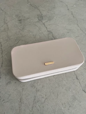 Smyckeskrin Syster P - Puderrosa / beiget smyckeskrin från Syster P som passar perfekt för att förvara sina smycken eller att använda när man reser. Fint skick! 