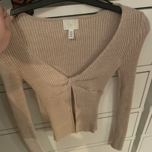 Söt topp - Aldrig använd. Säljer billigt så lägg prisförslag.