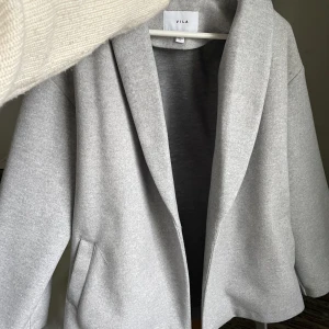 Kappa VILA - Säljer min nästintill oanvända kappa från VILA. Endast använd en gång då den var för stor för mig! Är alltså i nyskick!!! (På första bilden ser man den gråa färgen lite tydligare!)   Inköpt för 800kr, säljer för 500 -  bvsa!! Köparen står för frakt 