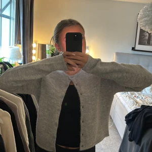 Grå kofta - Säljer denna snygga trendiga kofta från GinaTricot, den är aldrig använd så helt ny skick!!!🩷🩷🩷