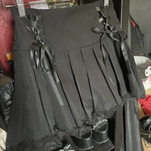 kjol med snörning - Säljer denna fina kjolen då jag har två likadana🖤Aldrig använd men har tagit av lappen🖤Den är i storlek Xs men är lite stor i midjan för mig🖤