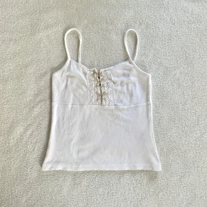 Linne med snörning - Vitt linne med brun snörning, vintage Kappahl! 🤎