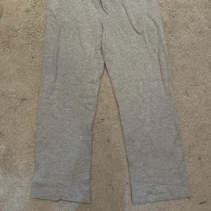 Lowwaist sweatpants - Super snygga lågmidjade från bik bok. I storlek L men har krympt och skulle nu säga mer S/M. Använd ett fåtal gånger 
