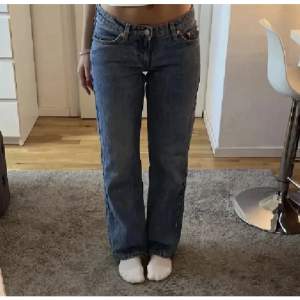 Jag säljer ett par jättefina blå Arrow jeans då dem är för stora💕Dem är köpta här på Plick men inga defekter utom pyttelite slit vid insida lår🤗