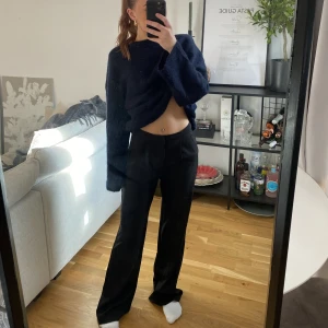 Svarta oversize kostymbyxor - Svarta kostymbyxor. Aldrig använda då de var för stora i midjan.