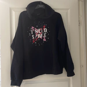 Hoodie  - Hoodie med tryck på framsidan, i mycket gott skick 