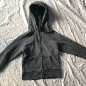 Hoodie - Bra skick! Väldigt tjockt och varmt material, står att den är en xxs men passar xs med💗 har inga andra bilder