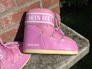 Moon boots - De är i storlek 39-41. Kan frakta och mötas upp😁