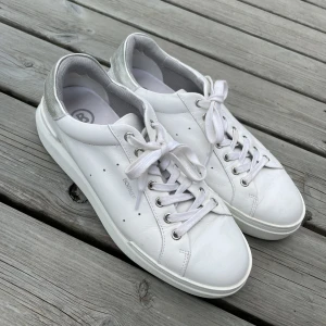Bogner sneakers - Storlek 41, typ aldrig använda