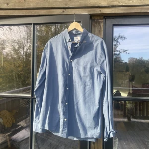 Skjorta - Ljusblå skjorta från H&M. Skick: 9/10 använd 2 gånger. Storlek: M För fler frågor skicka pm! Mvh, Max.