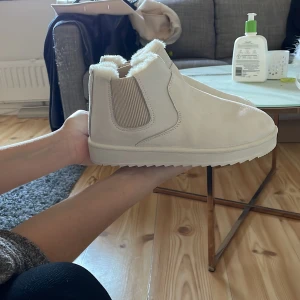 Uggs  - Oanvända uggs (obs inte äkta) köpte dem för 300kr