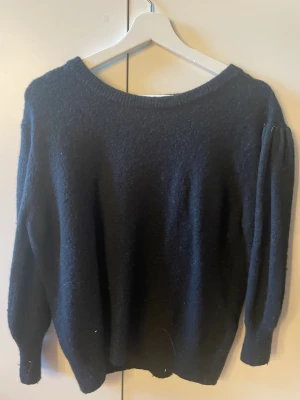 Stickad tröja  - I bra skick 