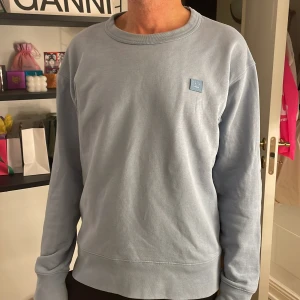Acne studios sweatshirt - Ljusblå Acne Studios sweatshirt! Storlek M! Fint skick! Nypris 2200kr! Kan mötas i Stockholm annars står köparen för frakt! Skriv för fler bilder!💙💙
