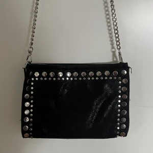Svart väska med detaljer - Säljer min svarta lilla väska från zara då den inte kommer till användning längre💓