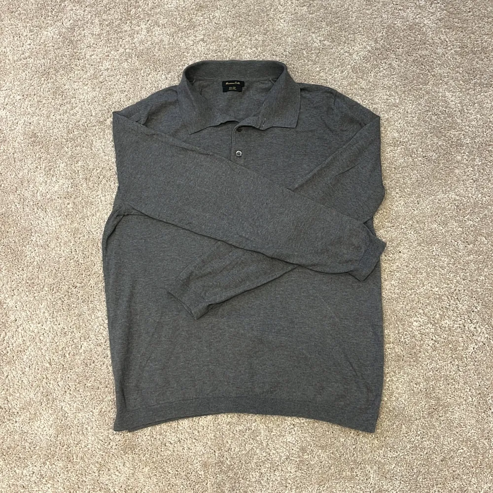 Jätte snygg polo tröja från Massimo dutti 🔥skick: 9/10 storlek: S/M pris: 329kr. Skjortor.