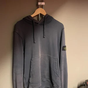 Stone island hoddie - Snygg och skön hoddie till ett bra pris, pris kan diskuteras 