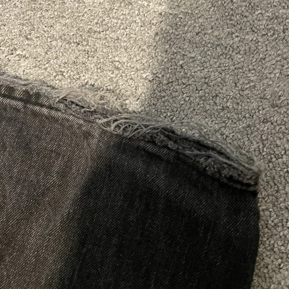 Fina svarta jeasn från gina med hål vid knäna. De är baggy och ganska högmidjade 💕. Jeans & Byxor.