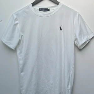 Vit Ralph lauren t shirt - Vit Ralph lauren t shirt i väldigt bra skick.