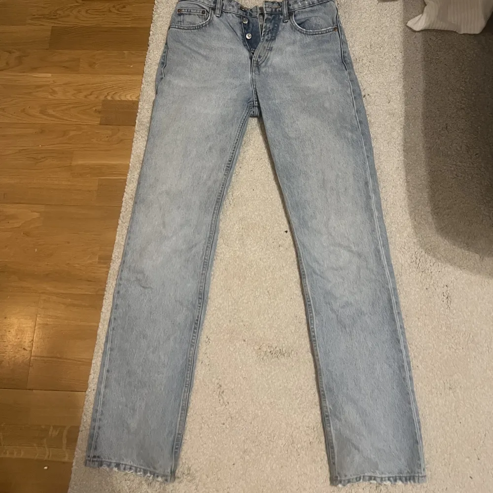 Superfina Ljusblåa jeans från zara. Straight fit. Storlek 36, långa!!💕💕. Jeans & Byxor.
