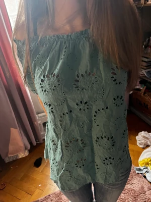 Off shoulder blus - Grön off shoulder blus som är jätte gullig 