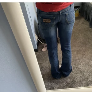 Lowwaist Wrangler Jeans - Säljer nu dessa lågmidjade bootcut wrangler jeansen då de inte passar. Köpta på plick i jättefint skick! W25 L32, midjemått 35cm 🤗