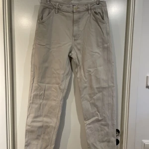 Uniqlo Denim Work Pants - Ett par sköna denim byxor i bra kvalitet. Inga tecken på användning. Säljer pga att jag ej använder dem längre.