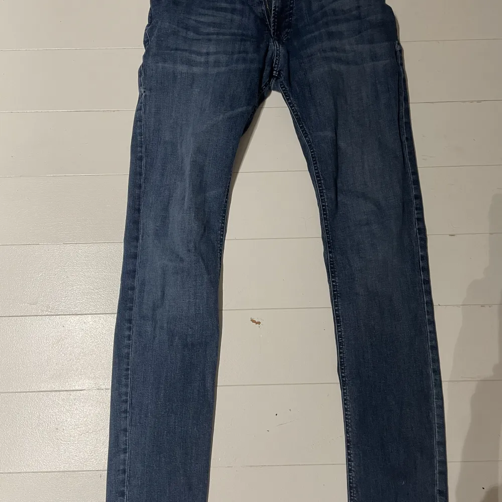 Ett par schyssta diesel jeans som säljs nästan oanvända! Skicket är 10/10 och ett schysst pris för dessa jeans! Vid frågor är det bara att höra av er!. Jeans & Byxor.