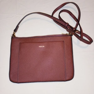 Parfois - Handväska - NY - Helt ny/oanvänd snygg axelremsväska av märket Parfois    Nypris: 349:-     Fler bilder kan skickas vid intresse 👛🛍️👜