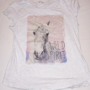 T-shirt - "Wild Spirit" - T-shirt - "Wild Spirit"  i nyskick (Endast provad).  Storlek: 146/152, Ca 10-12år  Fler bilder kan skickas vid intresse 🛍️👛👕