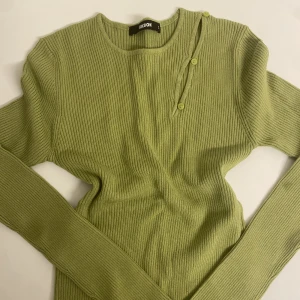 Bikbok topp  - Säljer denna jättesöta tröja med små öppningar vid vänster axel, se bild 2😚  Tröjan är helt oanvänd😍