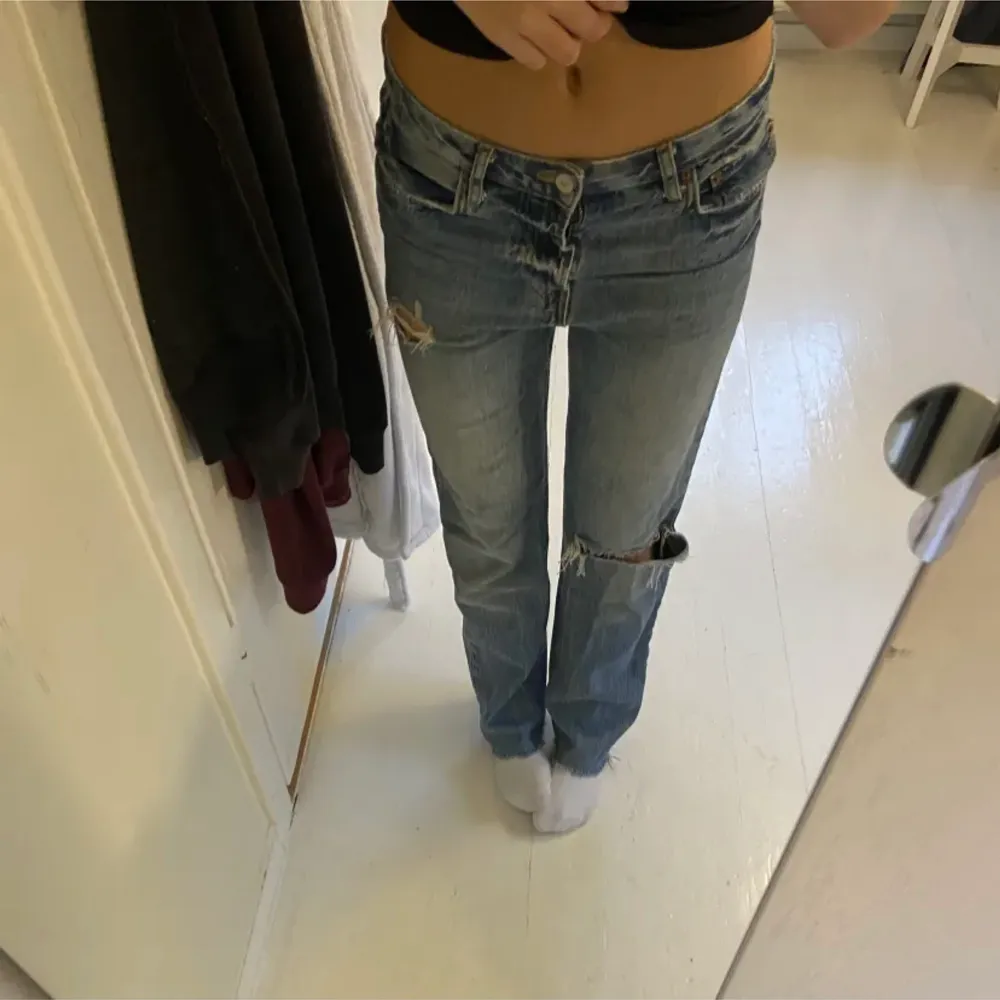 Super fina low waist jenas från zara med hål. Säljer pga passade inte mig.   (köpta på plick och lånade bilder av hon jag köpte dom av). Jeans & Byxor.